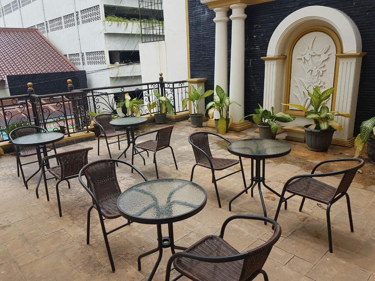 The Backpacker Semarang Hostel Exterior photo