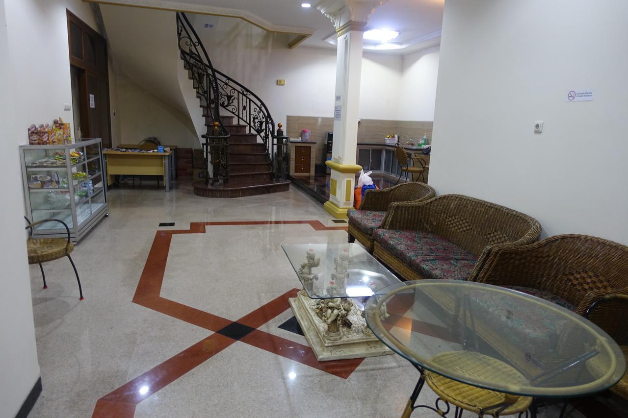 The Backpacker Semarang Hostel Exterior photo