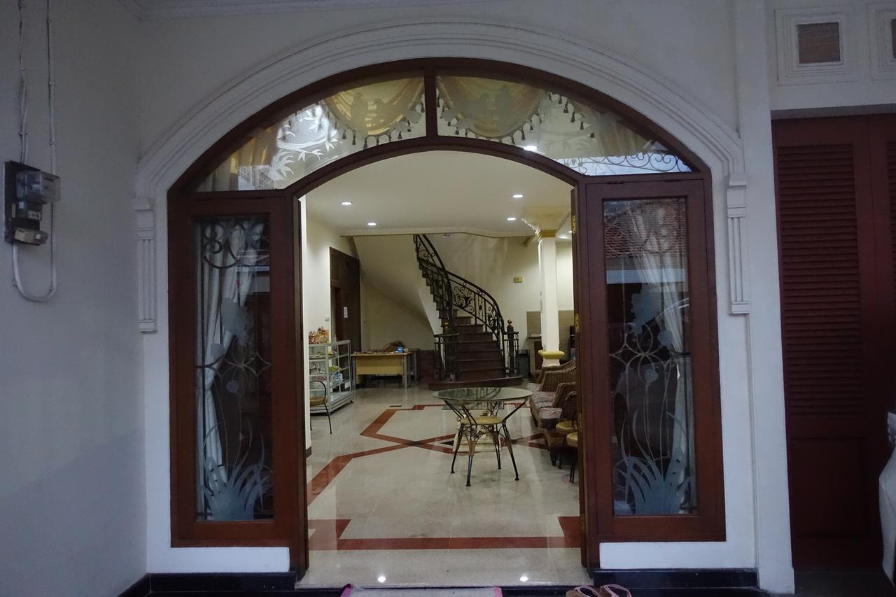 The Backpacker Semarang Hostel Exterior photo